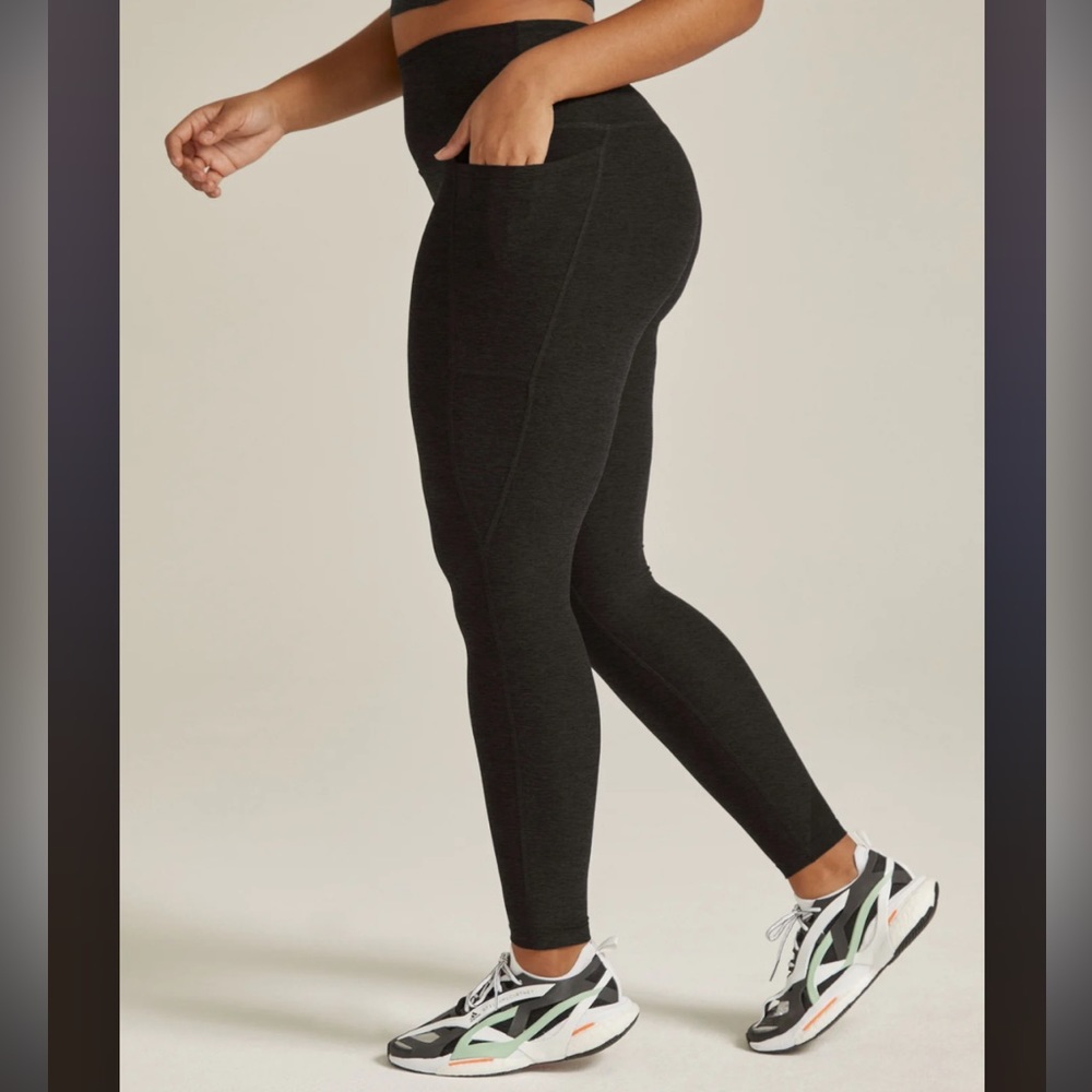 🧘🏼‍♀️Beyond Yoga Spacedye Out of Pocket Leggings in Darkest Night